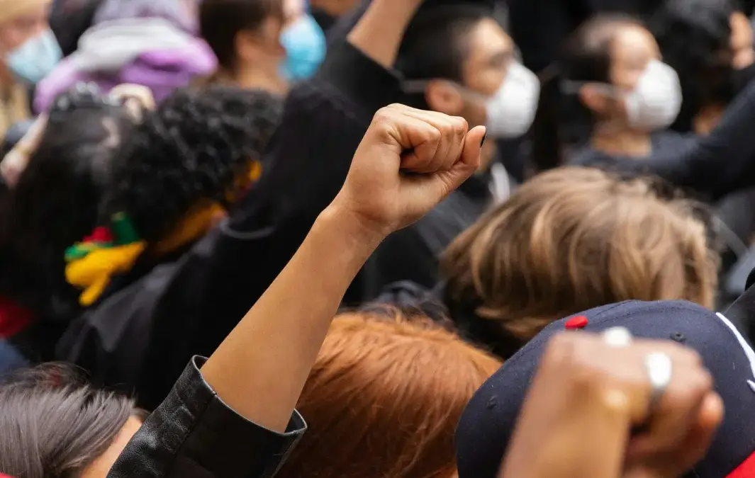 L’Histoire contestée: les usages du passé et libertés académiques